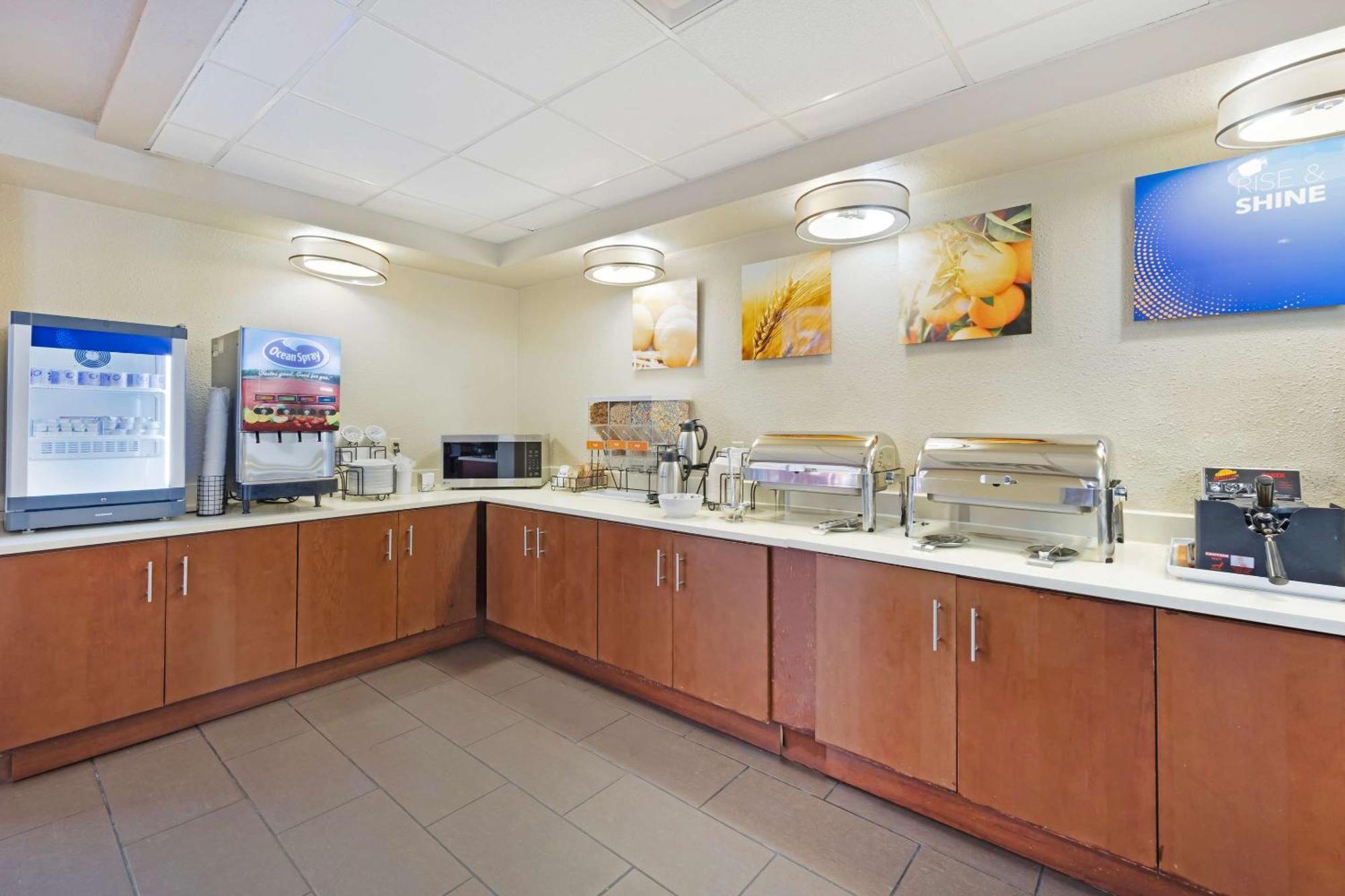 וויצ'יטה Comfort Inn & Suites מראה חיצוני תמונה