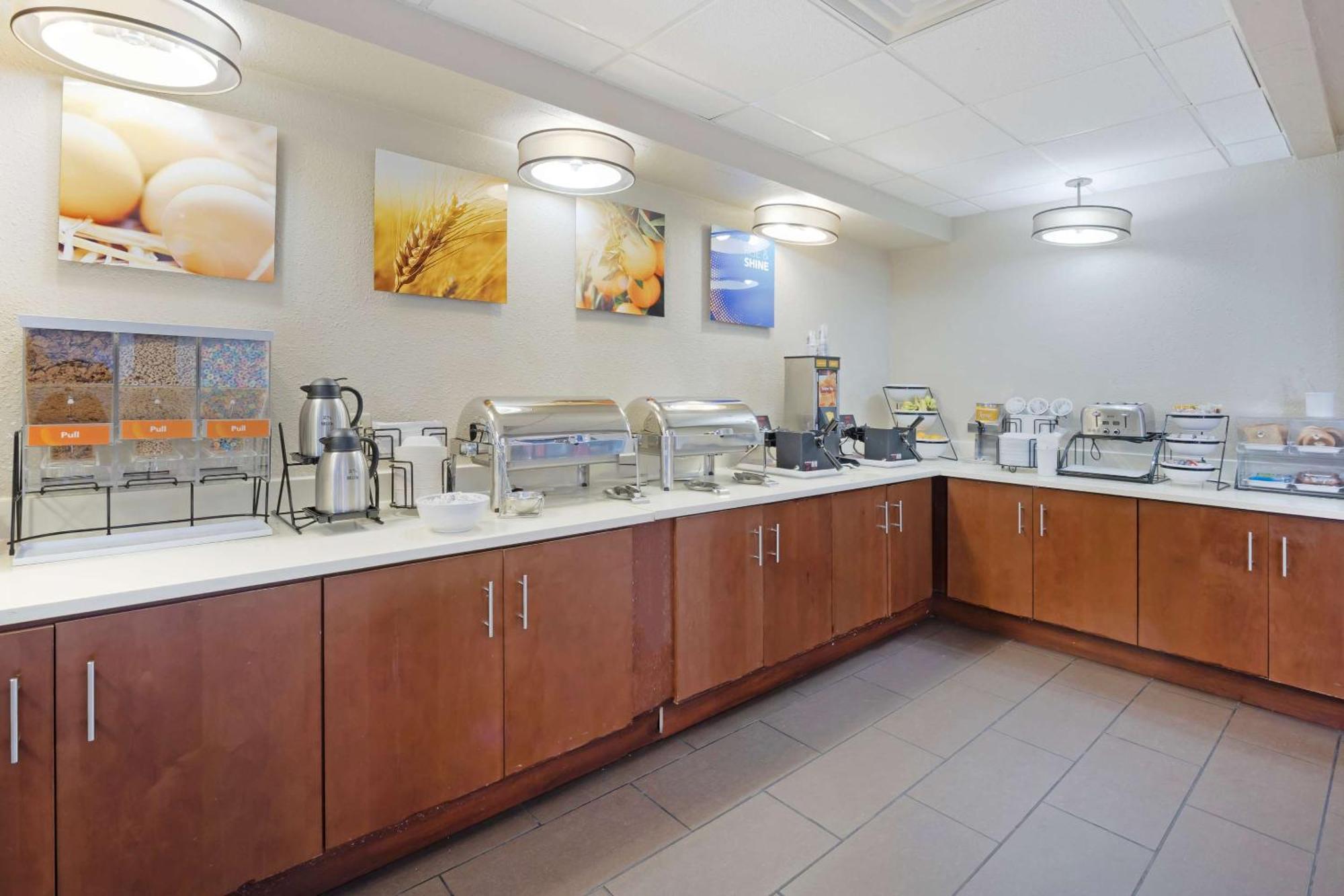 וויצ'יטה Comfort Inn & Suites מראה חיצוני תמונה