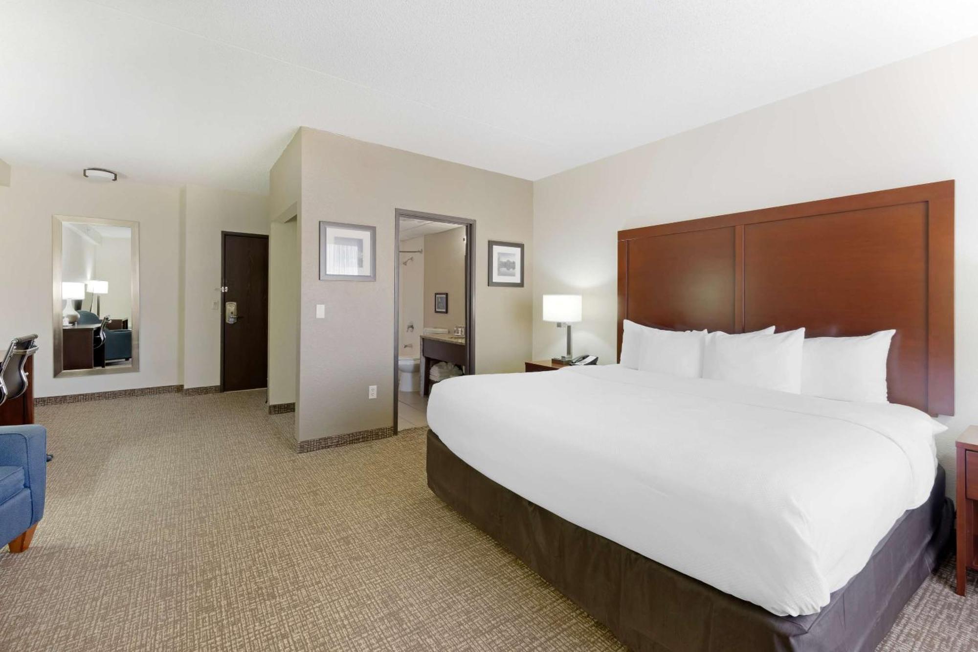 וויצ'יטה Comfort Inn & Suites מראה חיצוני תמונה