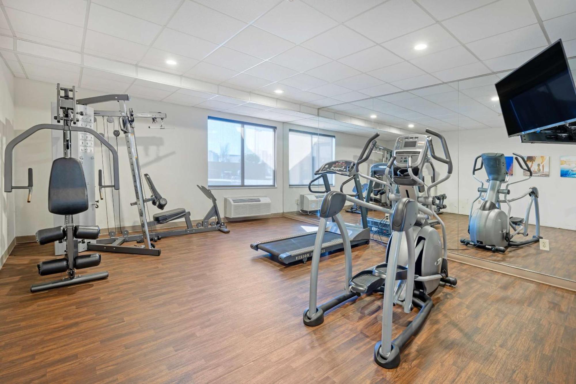 וויצ'יטה Comfort Inn & Suites מראה חיצוני תמונה