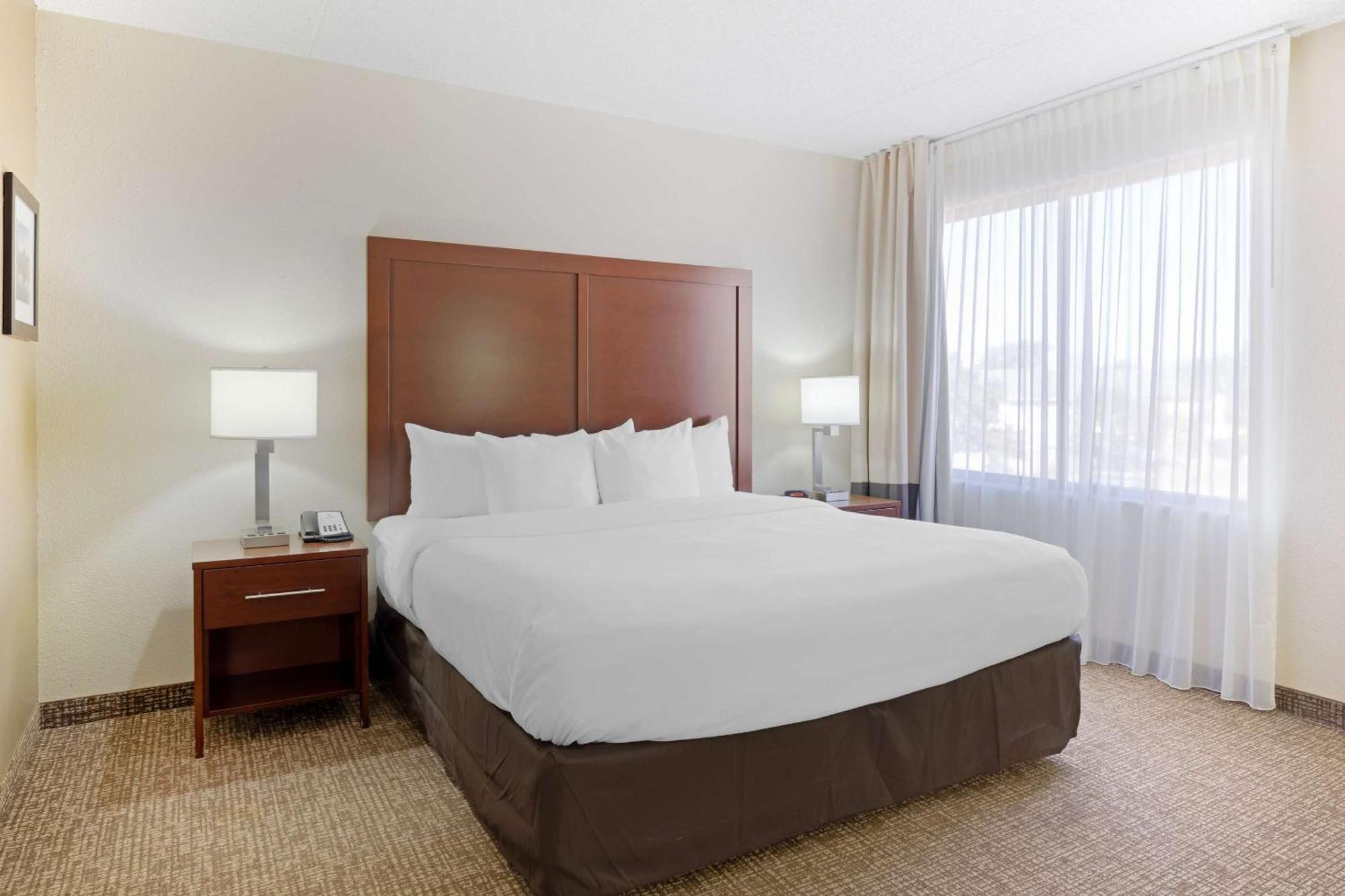 וויצ'יטה Comfort Inn & Suites מראה חיצוני תמונה