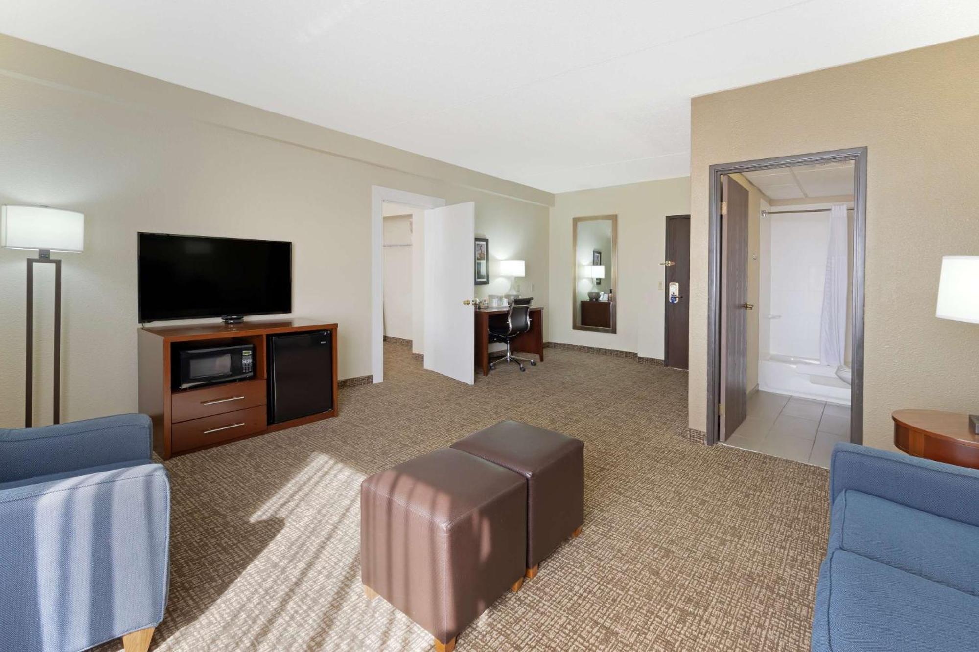 וויצ'יטה Comfort Inn & Suites מראה חיצוני תמונה