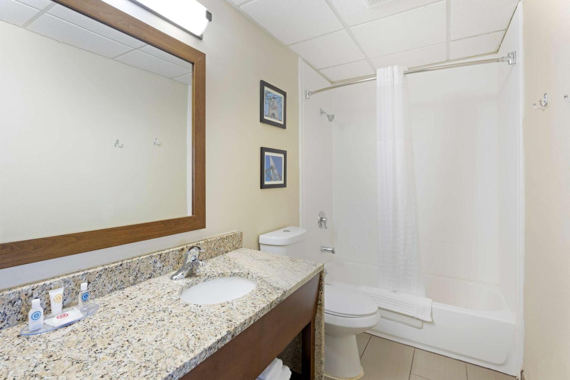 וויצ'יטה Comfort Inn & Suites מראה חיצוני תמונה