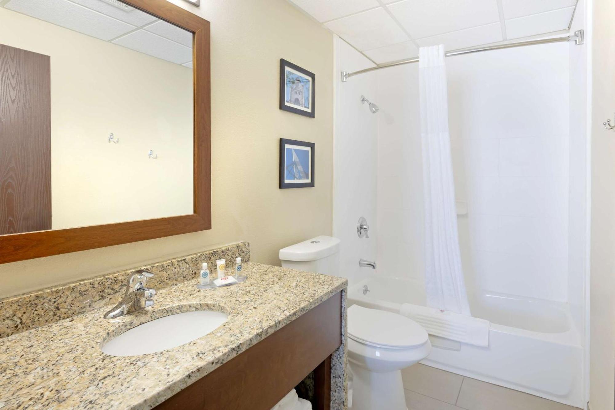 וויצ'יטה Comfort Inn & Suites מראה חיצוני תמונה