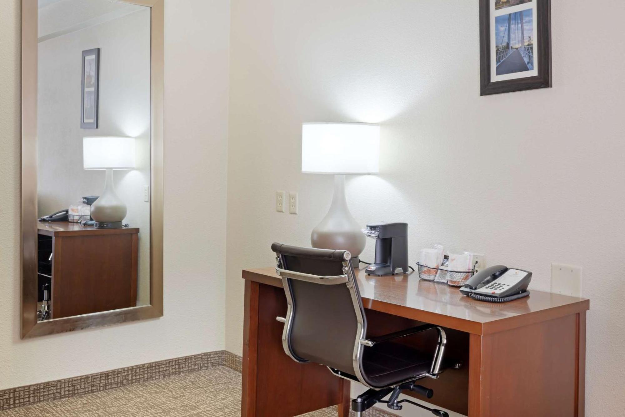 וויצ'יטה Comfort Inn & Suites מראה חיצוני תמונה