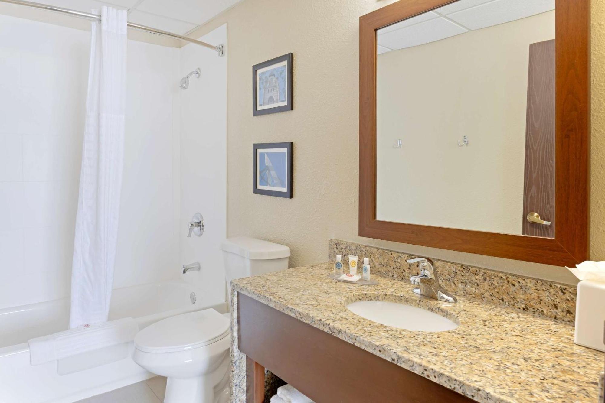 וויצ'יטה Comfort Inn & Suites מראה חיצוני תמונה