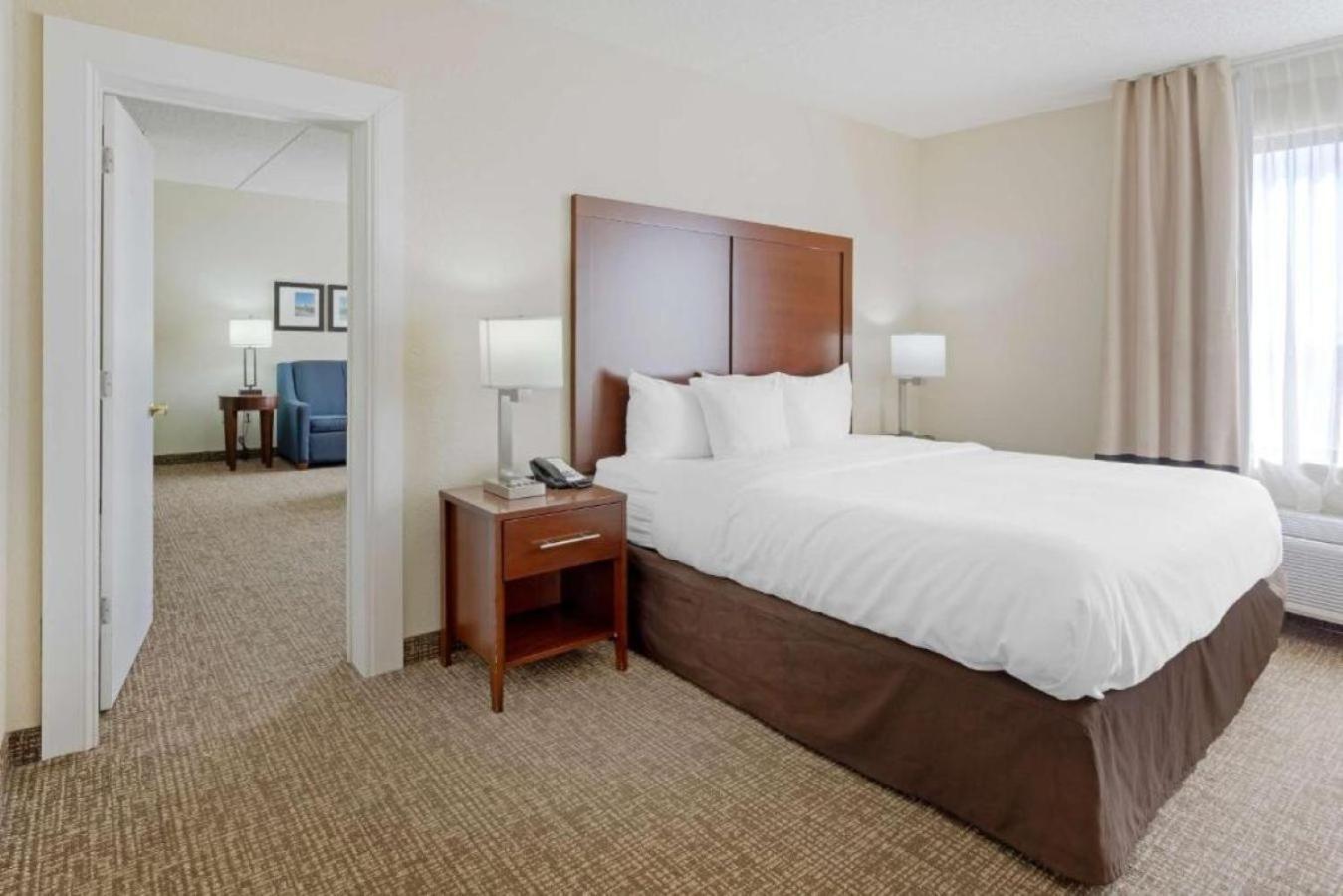 וויצ'יטה Comfort Inn & Suites מראה חיצוני תמונה